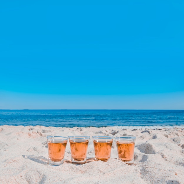 Kostenloses Foto alkoholische schüsse auf sand serviert