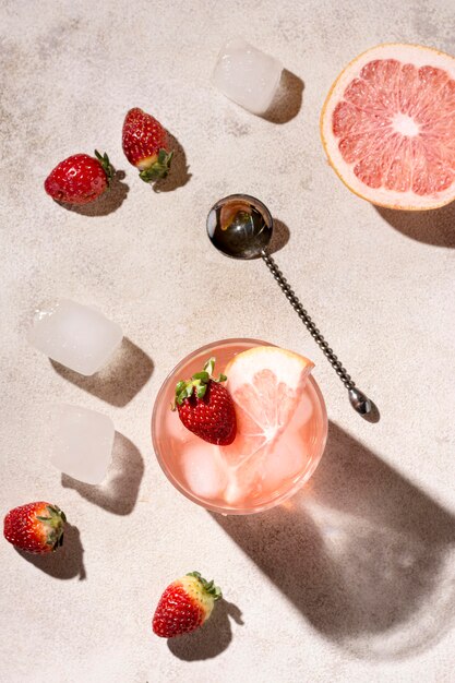 Alkoholisches Getränk von oben mit Grapefruit und Erdbeeren