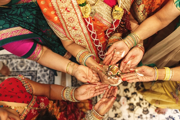 Alle indischen Familienfrauen halten Gewürze auf ihren Handflächen