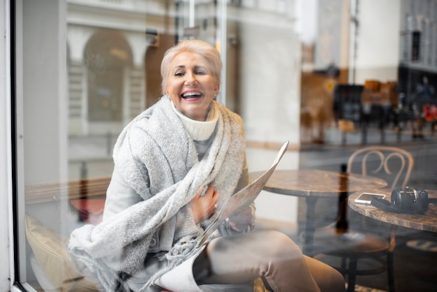 Allein reisende ältere Person