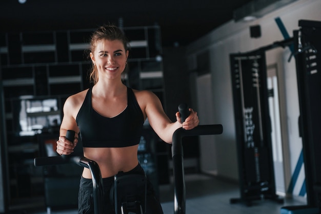 Allein trainieren. wunderschöne blonde Frau im Fitnessstudio zu ihrer Wochenendzeit