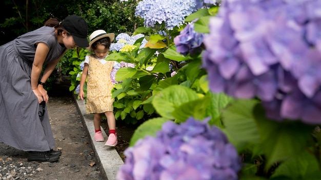 Kostenloses Foto alleinerziehende mutter geht mit ihrer tochter spazieren