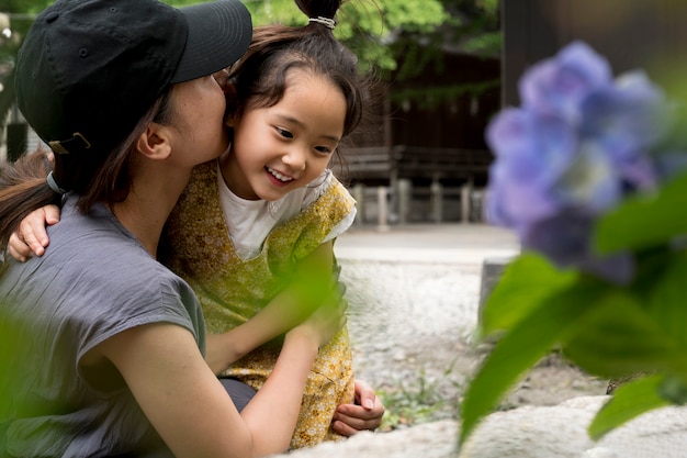 Kostenloses Foto alleinerziehende mutter verbringt zeit mit ihrem kind im freien