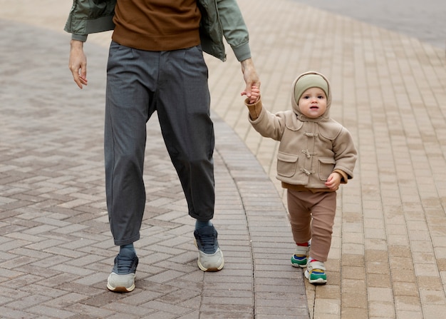 Alleinerziehender Vater verbringt Zeit mit seinem Baby