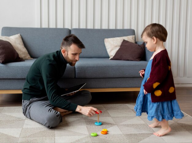 Alleinerziehender Vater verbringt Zeit mit seinem kleinen Mädchen