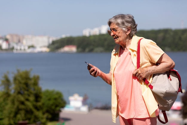 Alleinreisende Frau im Sommer