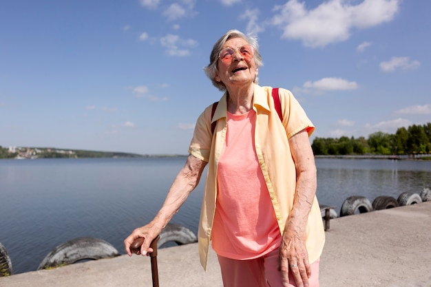 Alleinreisende Frau im Sommer