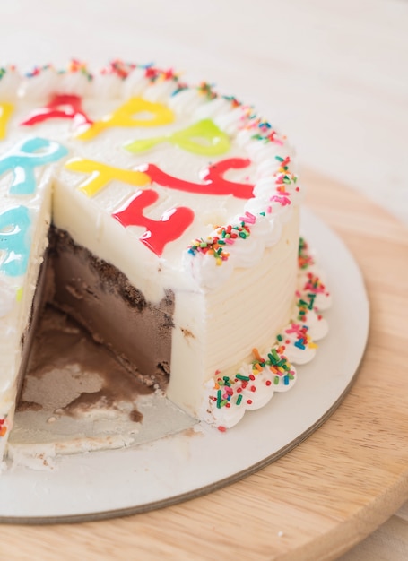 Kostenloses Foto alles gute zum geburtstag kuchen auf dem tisch