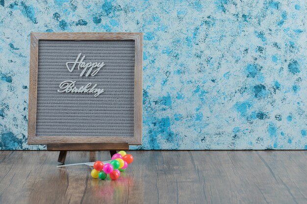 Alles Gute zum Geburtstag Satz eingebettet auf grauem Hintergrund