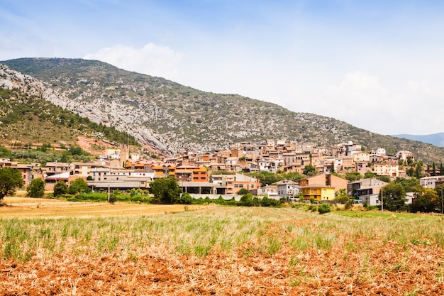 Allgemeine Ansicht des katalanischen Dorfes Coll de Nargo