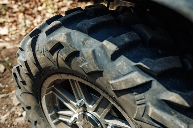 Allterrain-Reifen auf dem Rad des ATV-Autos