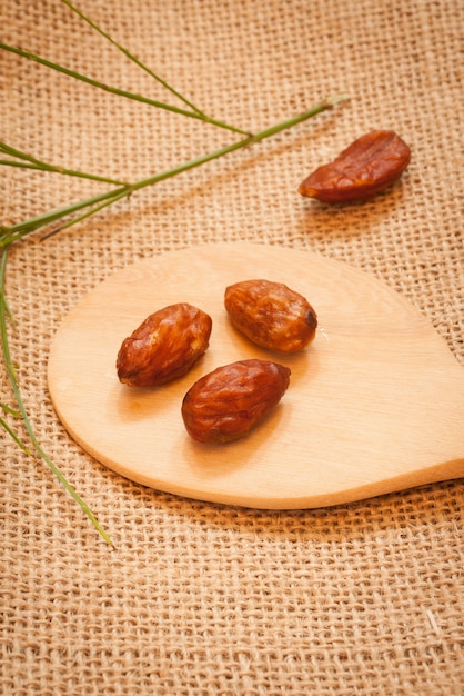 Almond auf Sack mit Holzlöffel.