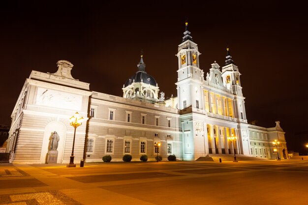 Almudena-Kathedrale in der Nacht. Madrid, Spanien