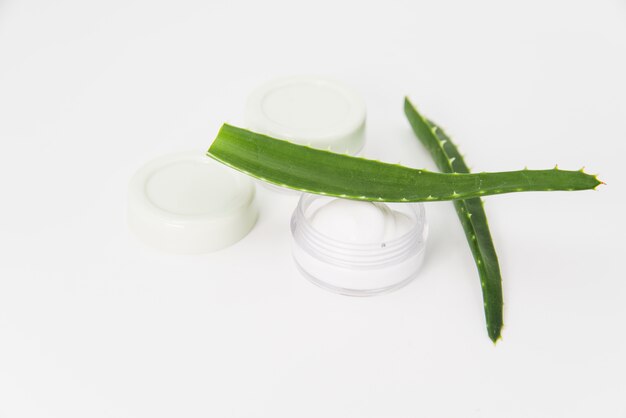 Aloe Vera-Creme auf weißem Hintergrund