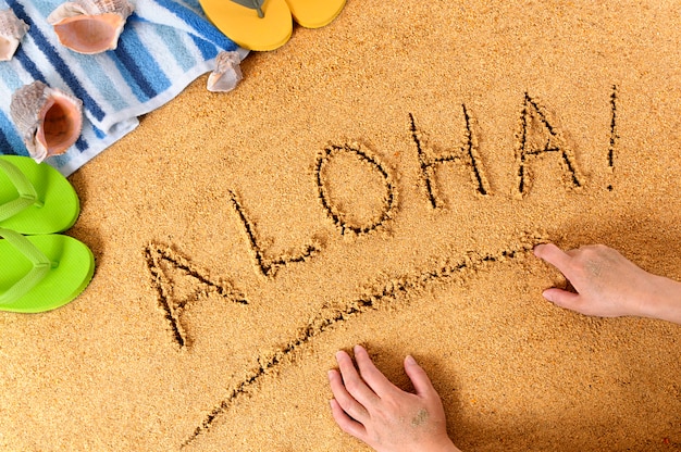 Kostenloses Foto aloha geschrieben in sand