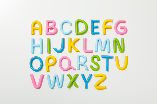 Alphabet aus farbigem Plastik auf hellem Hintergrund