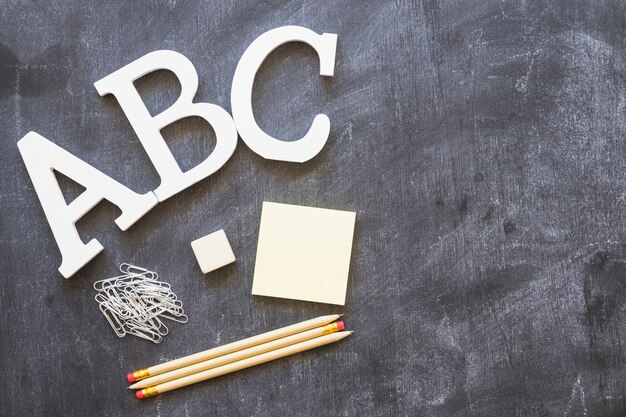 Alphabet Buchstaben mit Briefpapier auf Tafel