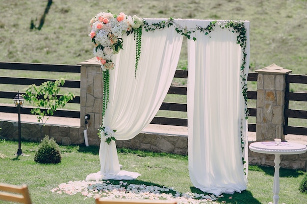 Kostenloses Foto altar mit blumen