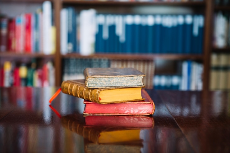 Kostenlose Foto alte bücher auf bibliothekstabelle