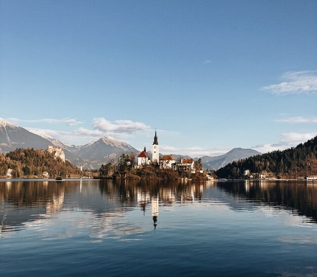 Alte Burg, umgeben von einer bergigen Landschaft, die sich im See spiegelt