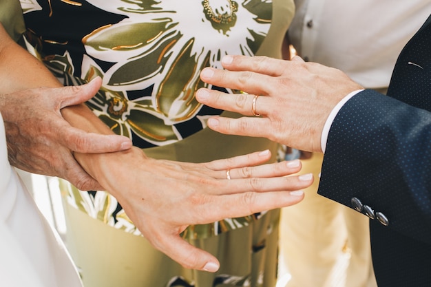 Kostenloses Foto alte dame im grünen kleid hält die hand der braut zart an