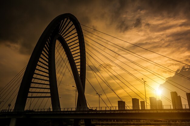 Alte Eisenbrücke bei Sonnenuntergang