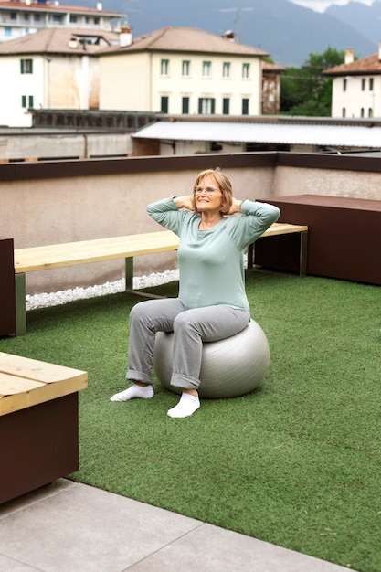 Kostenloses Foto alte frau, die fitnessübungen macht