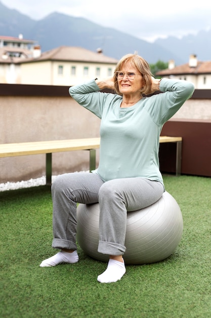 Kostenloses Foto alte frau, die fitnessübungen macht