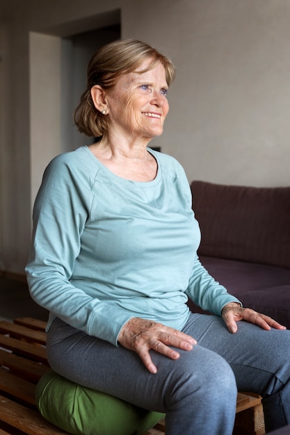 Alte Frau, die Fitnessübungen macht