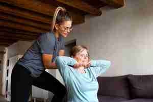 Kostenloses Foto alte frau, die fitnessübungen macht