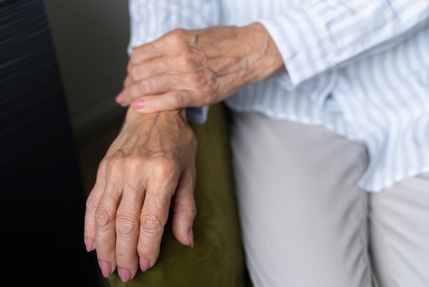 Alte Frau, die mit Alzheimer konfrontiert ist