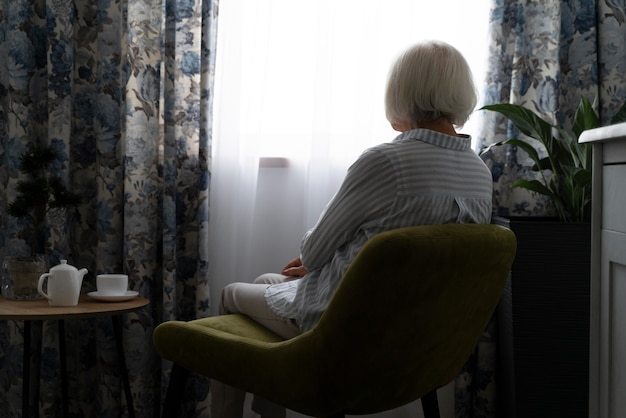 Alte frau, die mit alzheimer konfrontiert ist