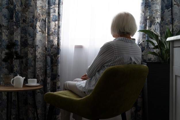Alte Frau, die mit Alzheimer konfrontiert ist