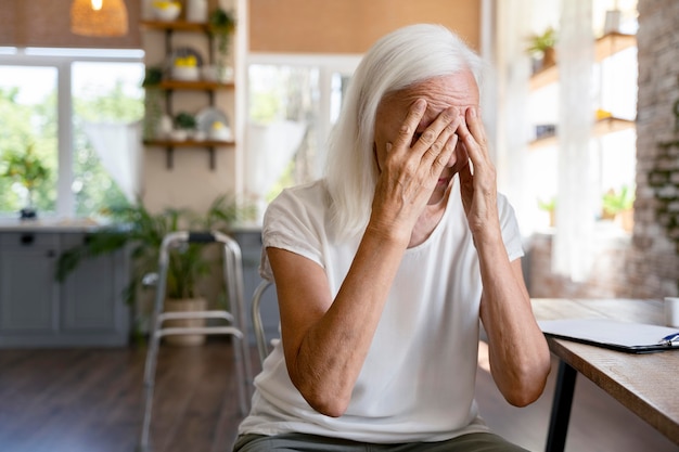 Alte Frau fühlt sich zu Hause nicht wohl