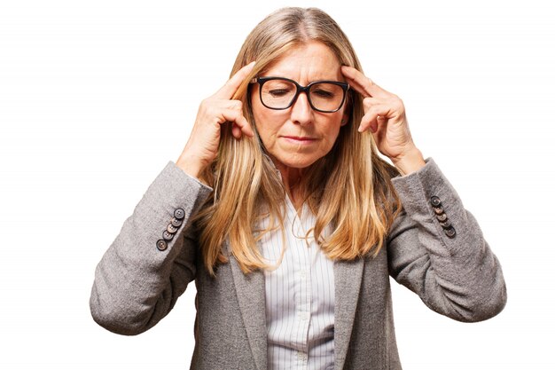 Alte Frau mit Brille zu sehen, und die Finger an den Schläfen