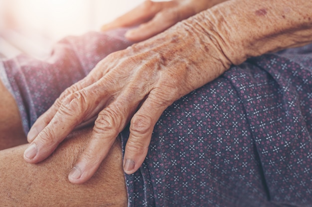 Kostenloses Foto alte frau muskelschmerzen.