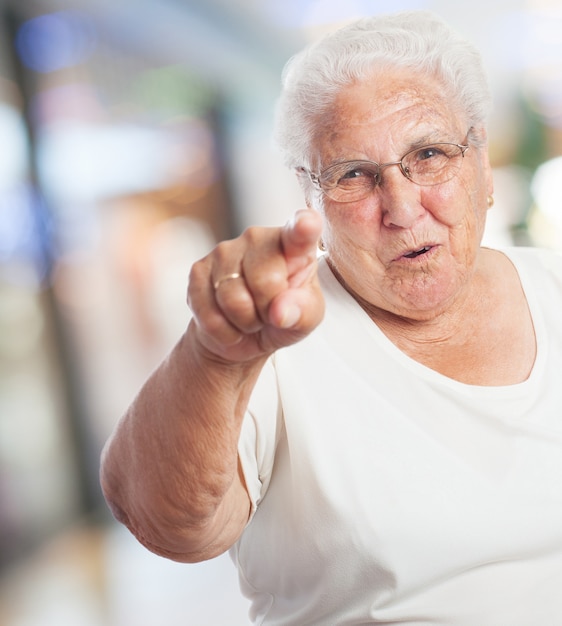 Alte Frau zeigen