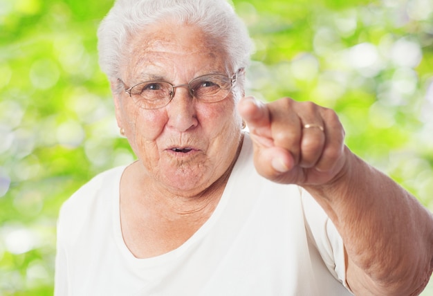 Alte Frau zeigen