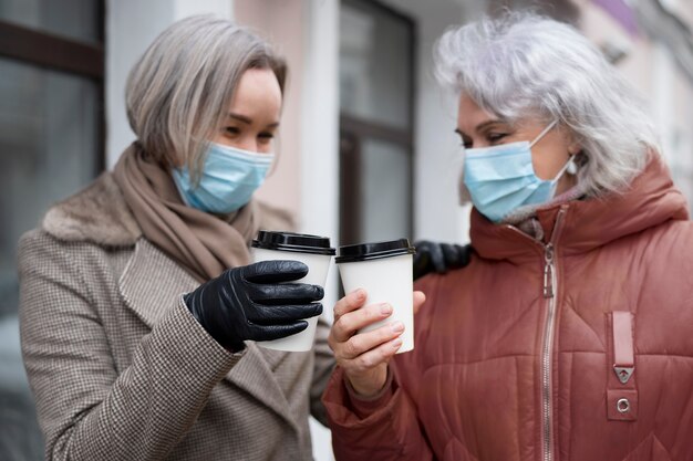 Alte Frauen des mittleren Schusses mit Kaffeetassen