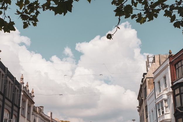 Alte Gebäude und die Kabelleitungen unter den Wolken am Himmel