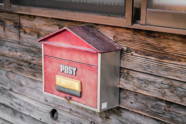 Alte hölzerne Mailbox auf Holz Hintergrund