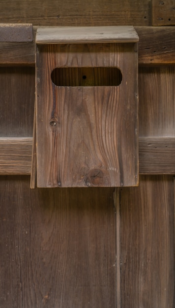 Alte hölzerne Mailbox auf Holz Hintergrund.