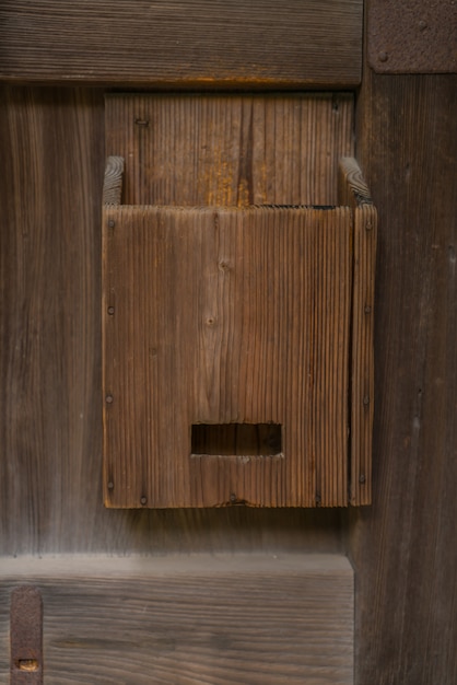 Alte hölzerne Mailbox auf Holz Hintergrund.