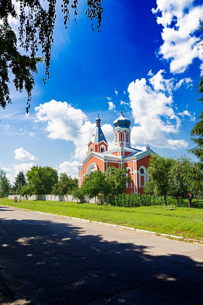 Alte Kirche auf einem blauen Himmelhintergrund. Schöne Landschaft