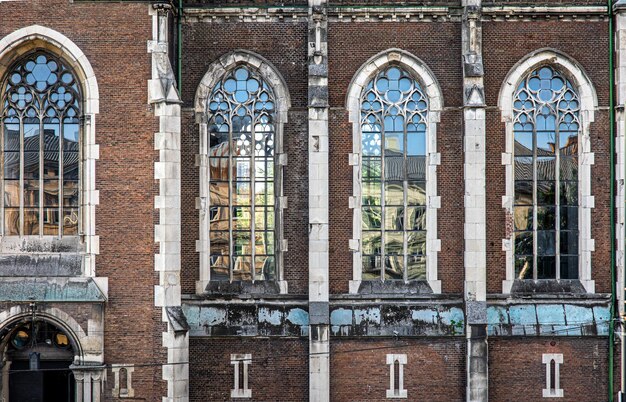 Alte Kirche mit Buntglasfenstern und Fensterteilen des Gebäudes