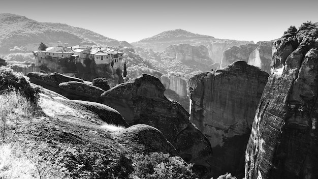 Alte klöster auf den klippen in meteora in griechenland. griechische landschaft. schwarz-weiß-fotografie