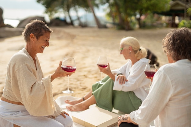 Kostenloses Foto alte leute haben spaß am strand