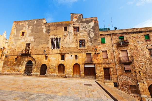 Kostenloses Foto alte malerische häuser der europäischen stadt. tarragona