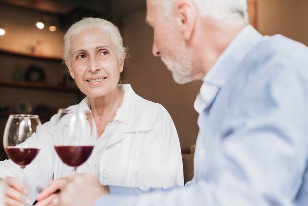 Alte Paare der Nahaufnahme mit Rotwein