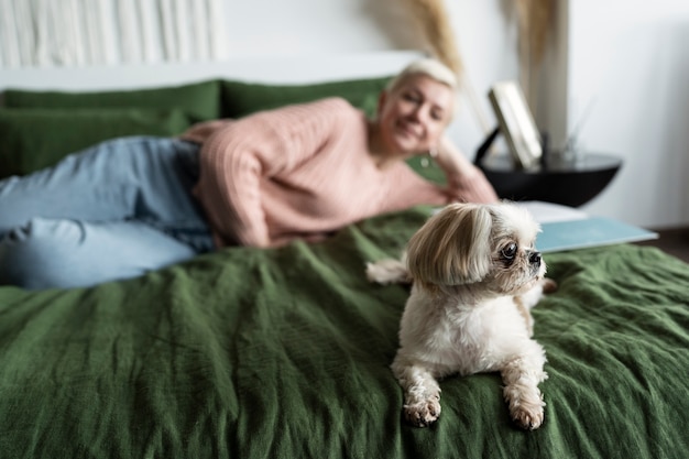 Kostenloses Foto alte person mit ihrem schoßhund